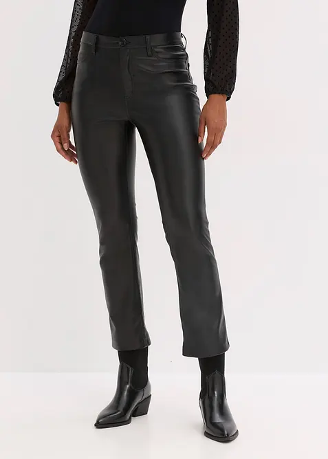 Lederimitat-Hose mit ausgestelltem Bein in schwarz von vorne - bonprix