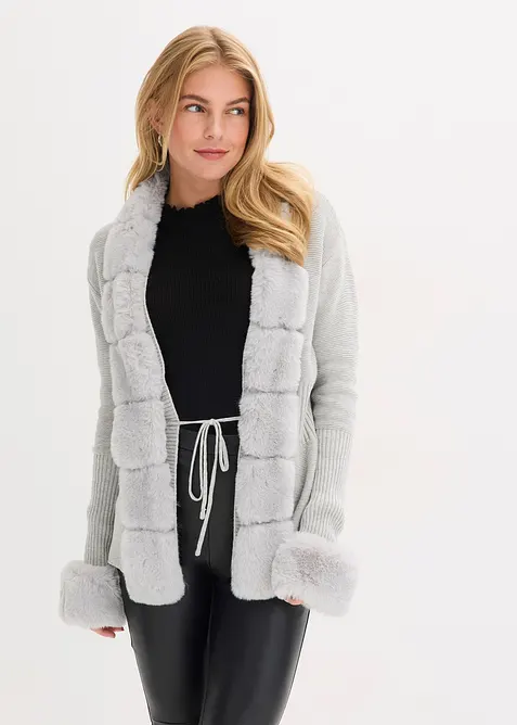 Strickjacke mit abnehmbarem Fellimitat in grau von vorne (im Anschnitt) - bonprix