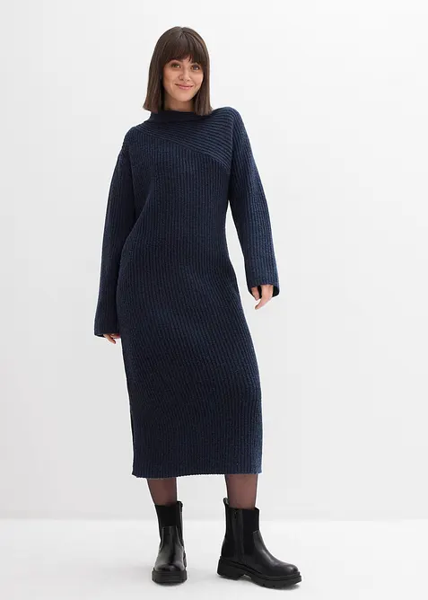 Geripptes Strickkleid in blau von vorne (Totalaufnahme) - bonprix