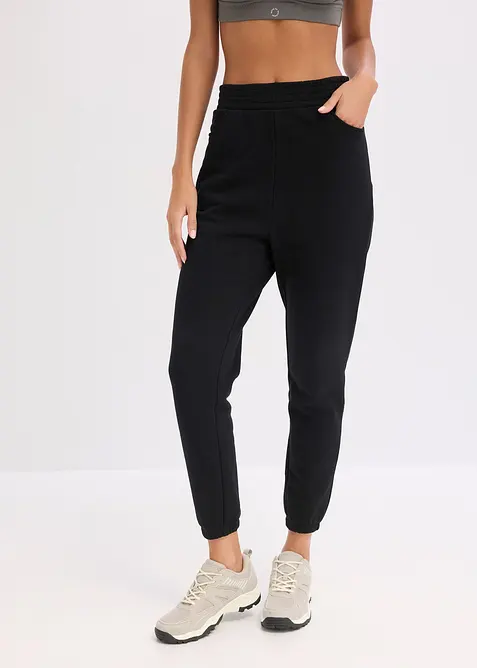 Sweathose mit extra tiefem Schritt aus reiner Bio-Baumwolle in schwarz von vorne - bonprix