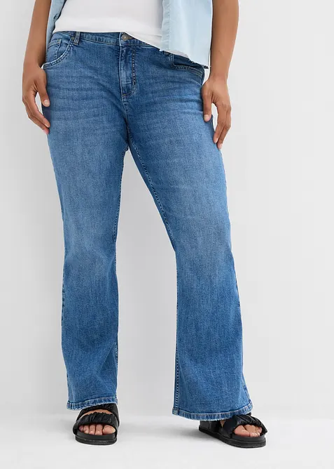 Flared-Jeans Mid Waist in blau von vorne - bonprix