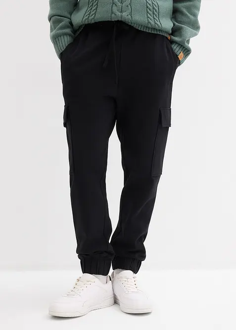 Jogginghose mit Cargotaschen, Loose Fit in schwarz von vorne - bonprix