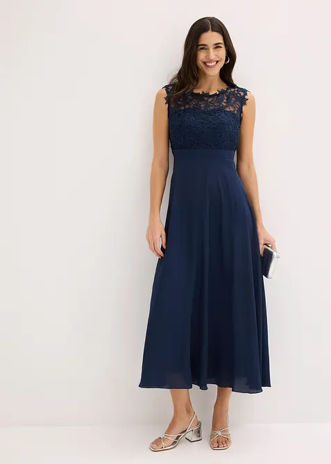 Maxikleid mit Spitze in blau im Look von vorne (Totalaufnahme) - bonprix