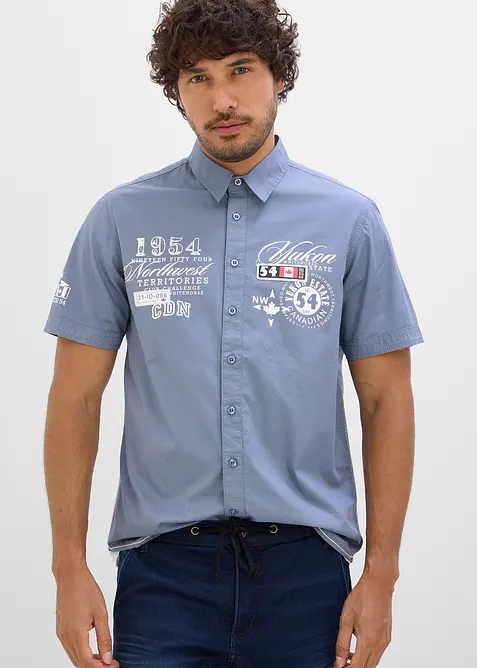 Kurzarmhemd mit Druck in blau von vorne (im Anschnitt) - bonprix