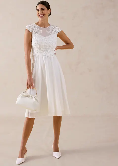 Brautkleid mit Spitze in weiß im Look von vorne (Totalaufnahme) - bonprix