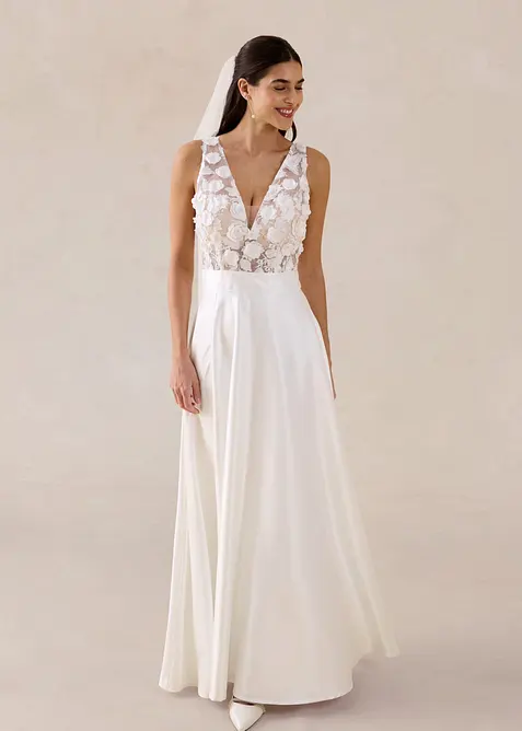 Brautkleid aus glänzendem Satin mit Blumen-Applikation in weiß von vorne (Totalaufnahme) - bonprix