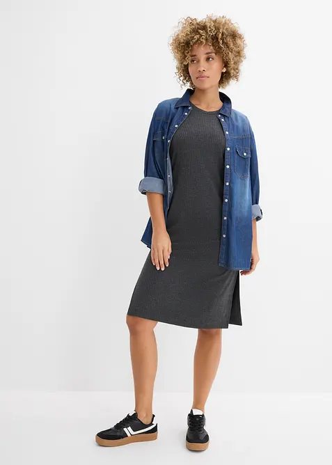 Rippkleid mit seitlichen Schlitzen aus Viskose-Mix in grau im Look von vorne (Totalaufnahme) - bonprix