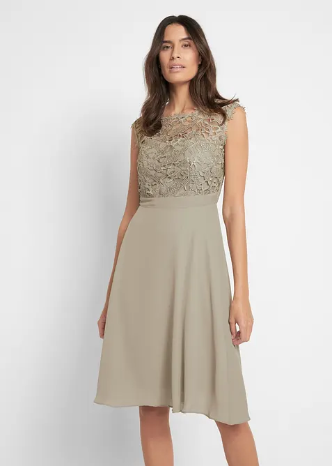 Minikleid mit Spitze in grün von vorne (Totalaufnahme) - bonprix