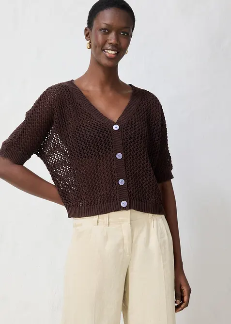 Ajour-Strickjacke aus leichtem Leinen-Mix in braun von vorne (im Anschnitt) - bonprix