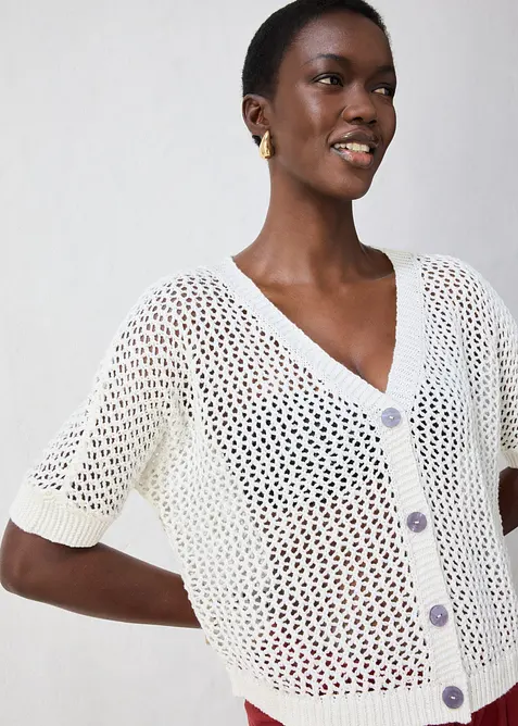 Ajour-Strickjacke aus leichtem Leinen-Mix in weiß von vorne (im Anschnitt) - bonprix