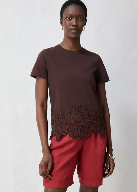 Shirt mit Seidenanteil und Häkelspitze in braun von vorne (im Anschnitt) - bonprix