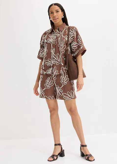 Shorts aus reiner Baumwolle mit Stickerei in braun im Look von vorne (Totalaufnahme) - bonprix
