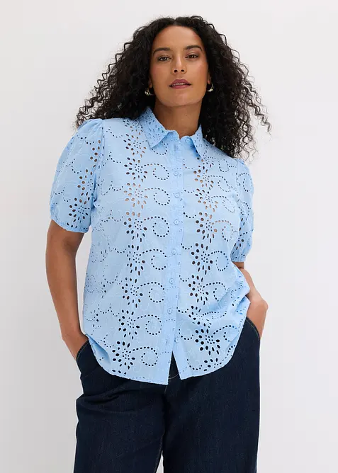 Lochstickerei-Bluse aus reiner Bio-Baumwolle in blau von vorne (im Anschnitt) - bonprix