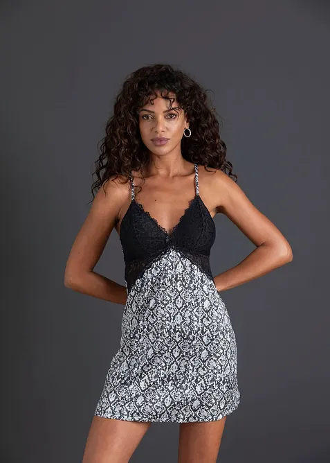 Satin Negligé mit Schlangenmuster in schwarz von vorne (Totalaufnahme) - bonprix
