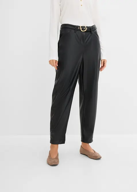Lederimitat-Hose mit markantem Gürtel in schwarz von vorne - bonprix