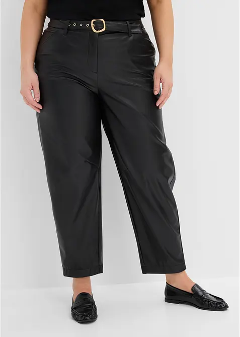 Lederimitat-Hose mit markantem Gürtel in schwarz von vorne - bonprix