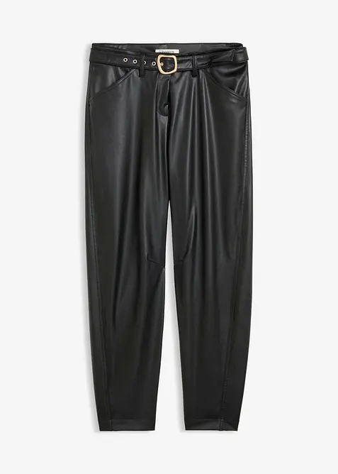 Lederimitat-Hose mit markantem Gürtel in schwarz von vorne - bonprix