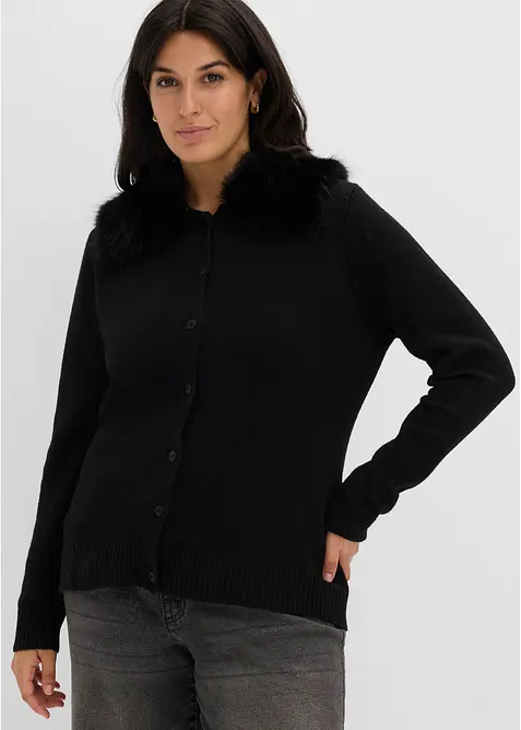 Taillierte Strickjacke mit Kunstfellkragen in schwarz von vorne (im Anschnitt) - bonprix