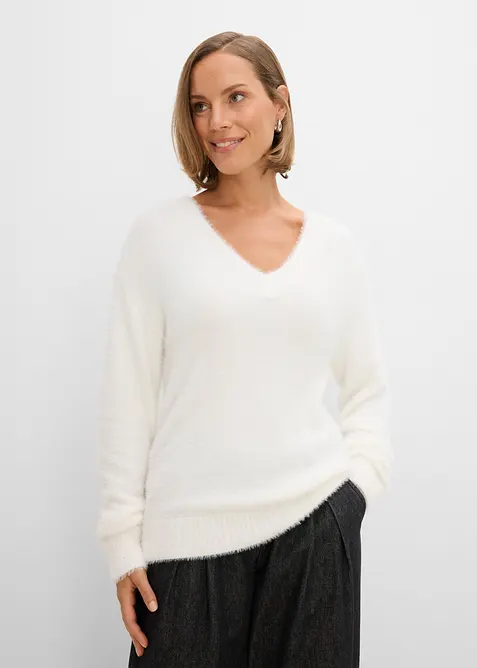 Pullover in Plüschoptik in weiß von vorne (im Anschnitt) - bonprix