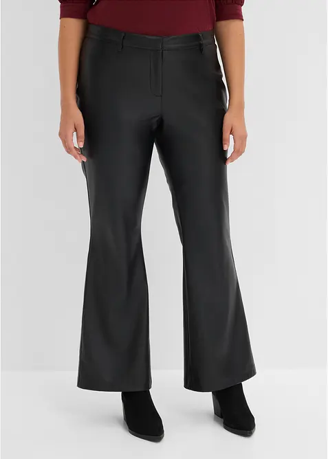Lederimitat-Hose mit ausgestelltem Bein in schwarz von vorne - bonprix