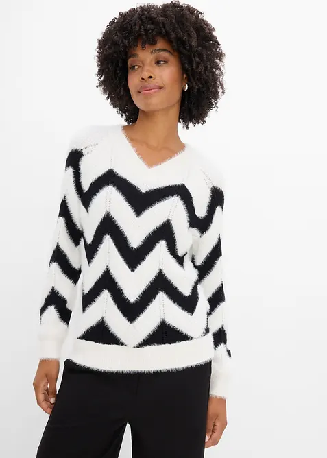 Oversize-Pullover mit V-Ausschnitt in weiß von vorne (im Anschnitt) - bonprix