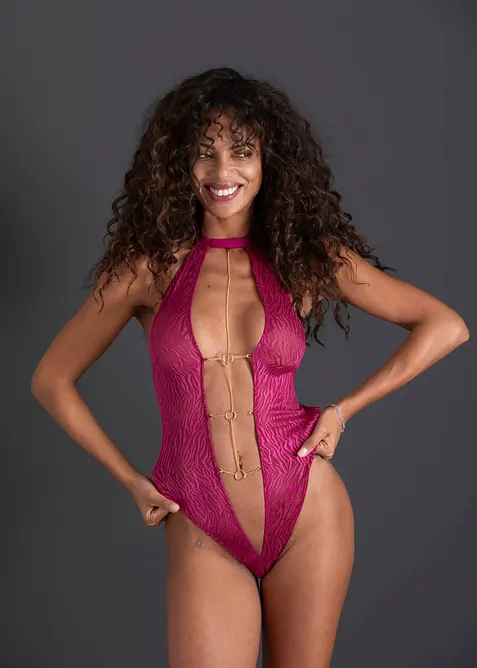 Stringbody mit abnehmbaren Kettendetails in lila von vorne (Totalaufnahme) - bonprix