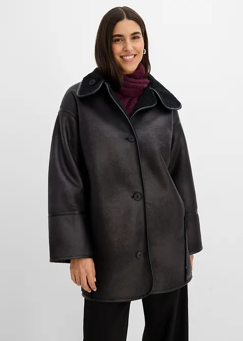 Oversized Lammfellimitat-Jacke in schwarz von vorne (im Anschnitt) - bonprix