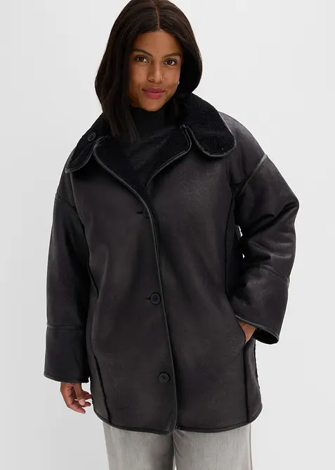 Oversized Lammfellimitat-Jacke in schwarz von vorne (im Anschnitt) - bonprix