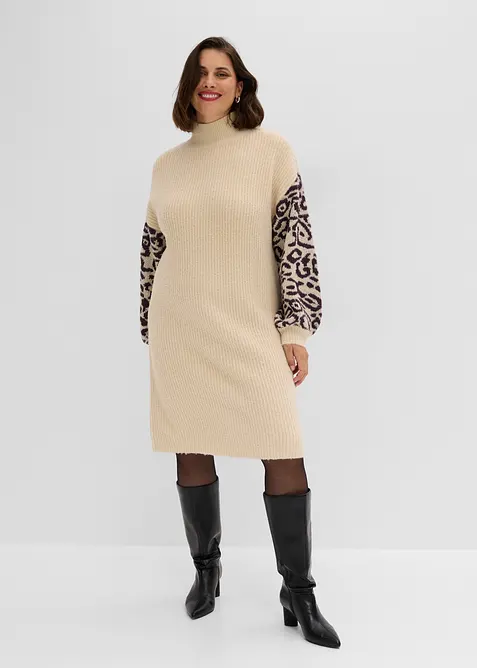 Oversized Strickkleid mit Leomuster in beige von vorne (Totalaufnahme) - bonprix