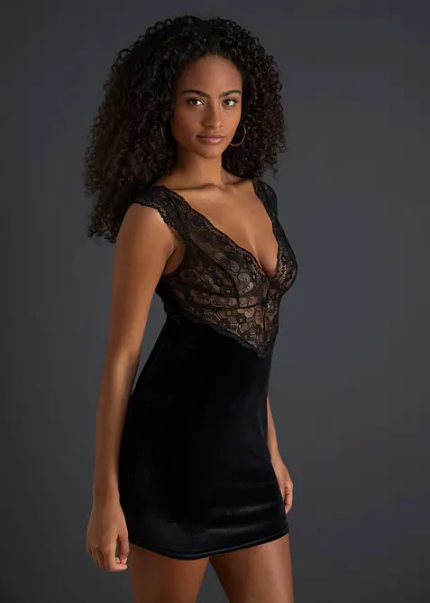 Samtkleid in schwarz von vorne (Totalaufnahme) - bonprix