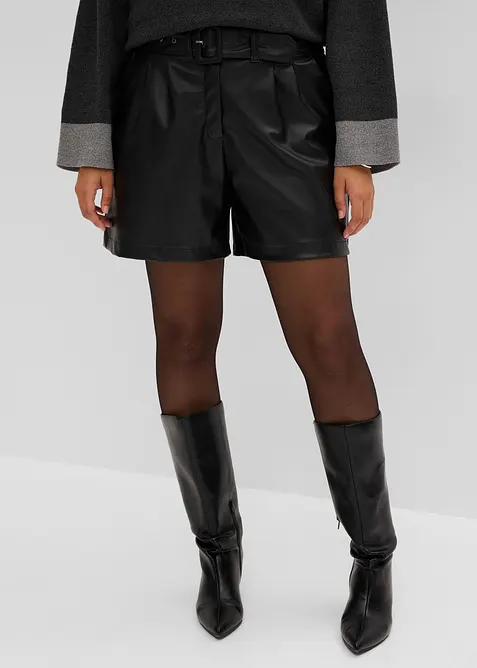 Lederimitat-Shorts mit Gürtel in schwarz von vorne - bonprix