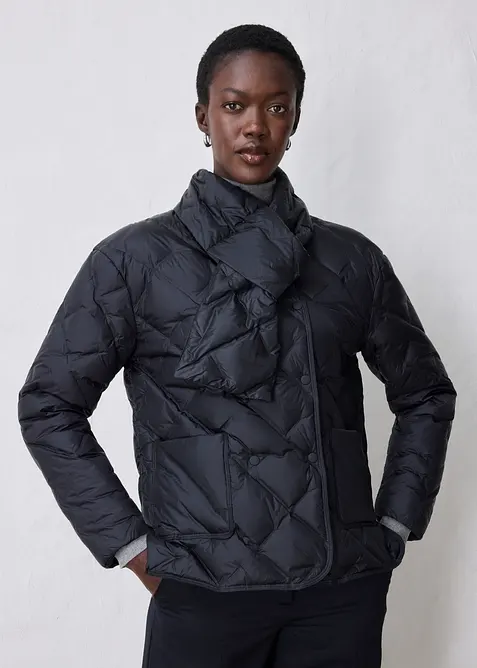 Daunenjacke mit Schal und weichem Wollbesatz (2-tlg.) in schwarz von vorne (im Anschnitt) - bonprix