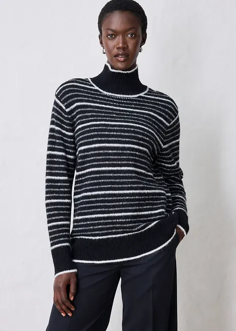 Longpullover aus weichem Woll-Mix in schwarz von vorne (im Anschnitt) - bonprix