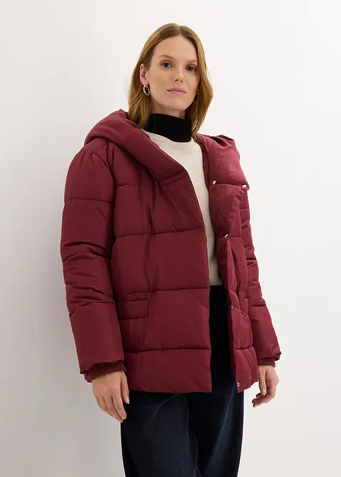 Wattierte Steppjacke mit Kapuze aus recyceltem Polyester in rot von vorne (im Anschnitt) - bonprix