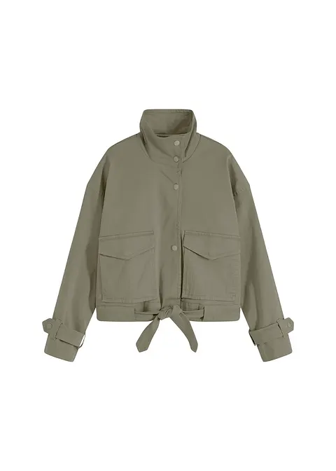 Weite Twill-Jacke mit aufgesetzten Taschen in grün von vorne - bonprix