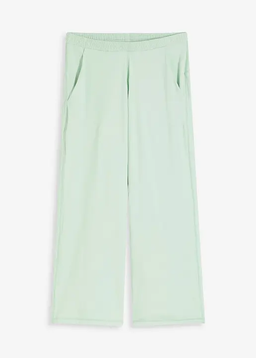 Komfort-Capri-Sporthose mit weitem Bein in grün von vorne - bonprix