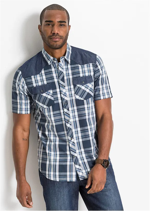 Kurzarmhemd mit Denim-Besatz in blau von vorne (im Anschnitt) - bonprix