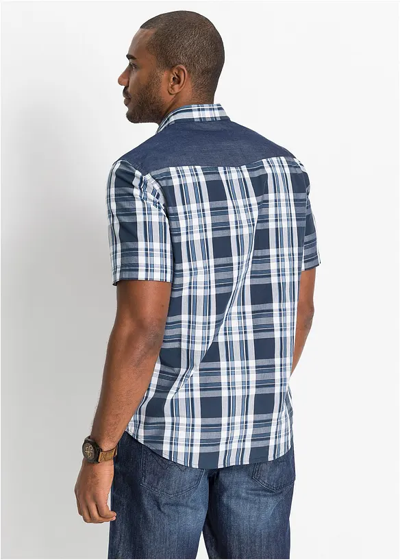 Kurzarmhemd mit Denim-Besatz in blau von hinten (im Anschnitt) - bonprix