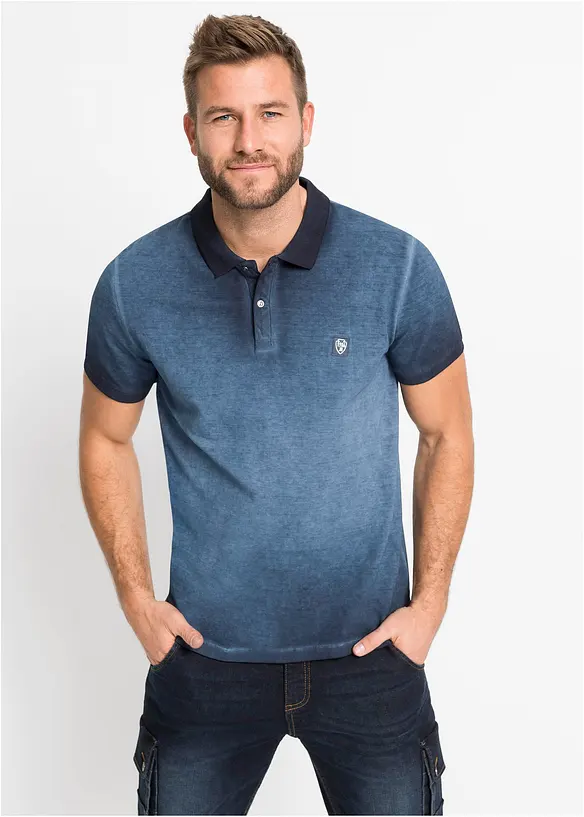 Piqué-Poloshirt in gewaschener Optik in blau von vorne (im Anschnitt) - bonprix