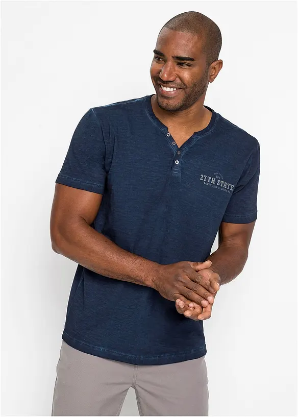 Henleyshirt, Kurzarm in gewaschener Optik aus reiner Bio-Baumwolle in blau von vorne (im Anschnitt) - bonprix
