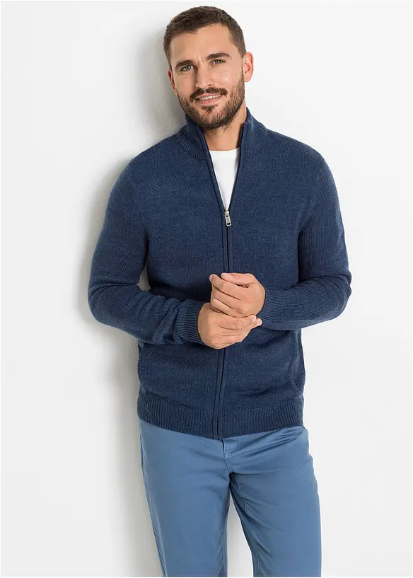 Feinstrickjacke in Regular Fit in blau von vorne (im Anschnitt) - bonprix