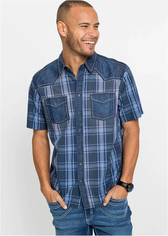 Kurzarmhemd mit Denimbesatz aus reiner Bio-Baumwolle in blau von vorne (im Anschnitt) - bonprix