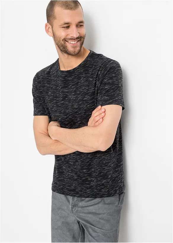 T-Shirt in schwarz von vorne (im Anschnitt) - bonprix