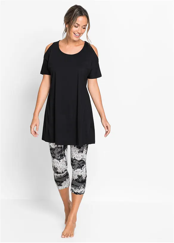 Capri Pyjama mit kurzen Ärmeln in schwarz von vorne (Totalaufnahme) - bonprix