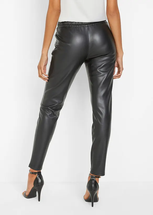 Lederimitat-Schlupfhose in schwarz von hinten - bonprix