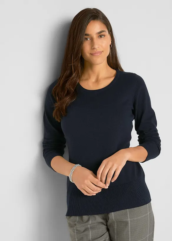 Basic Pullover mit recycelter Baumwolle in blau von vorne (im Anschnitt) - bonprix