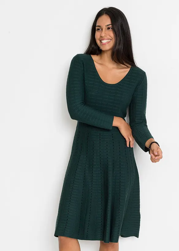 Strickkleid aus weichem Viskose-Mix in grün von vorne (Totalaufnahme) - bonprix