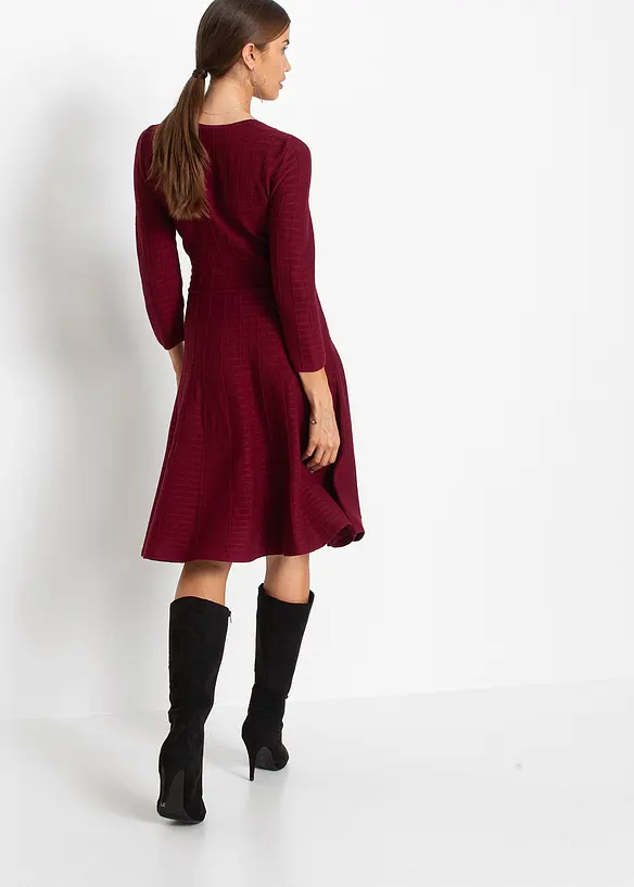 Strickkleid aus weichem Viskose-Mix in rot von hinten (Totalaufnahme) - bonprix