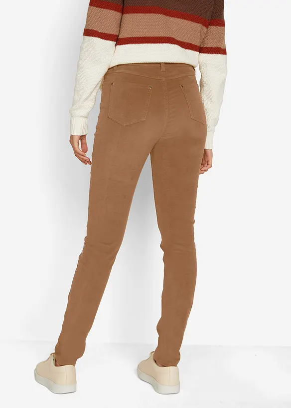 Enge Cordhose aus Baumwoll-Stretch in braun von hinten - bonprix