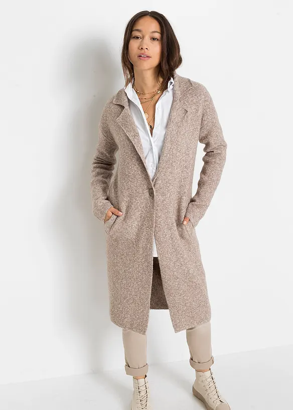 Langer Strickmantel im Loose Fit aus Baumwoll-Mix in braun von vorne (im Anschnitt) - bonprix